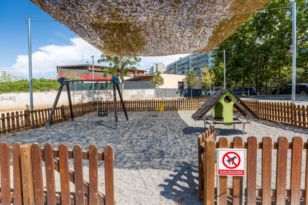 L’Ajuntament ha començat a instal·lar zones d’ombra a alguns parcs infantils 